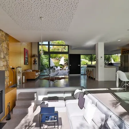 Villa Californienne De 320 M2 *